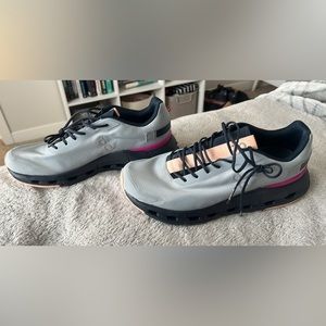 Women’s On Cloud Shoes Size 9